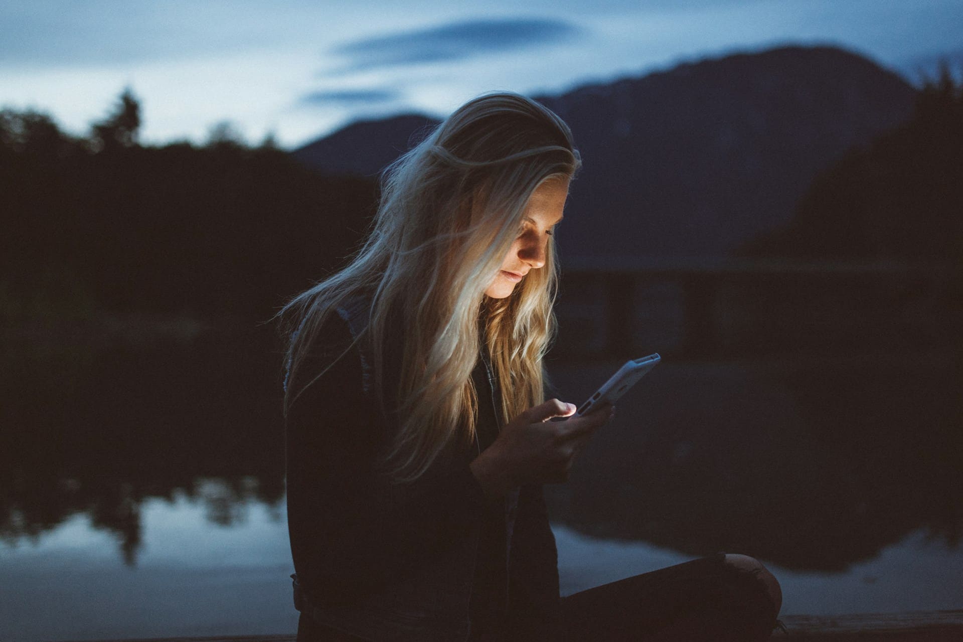 social-media-affects-us-CPTSD