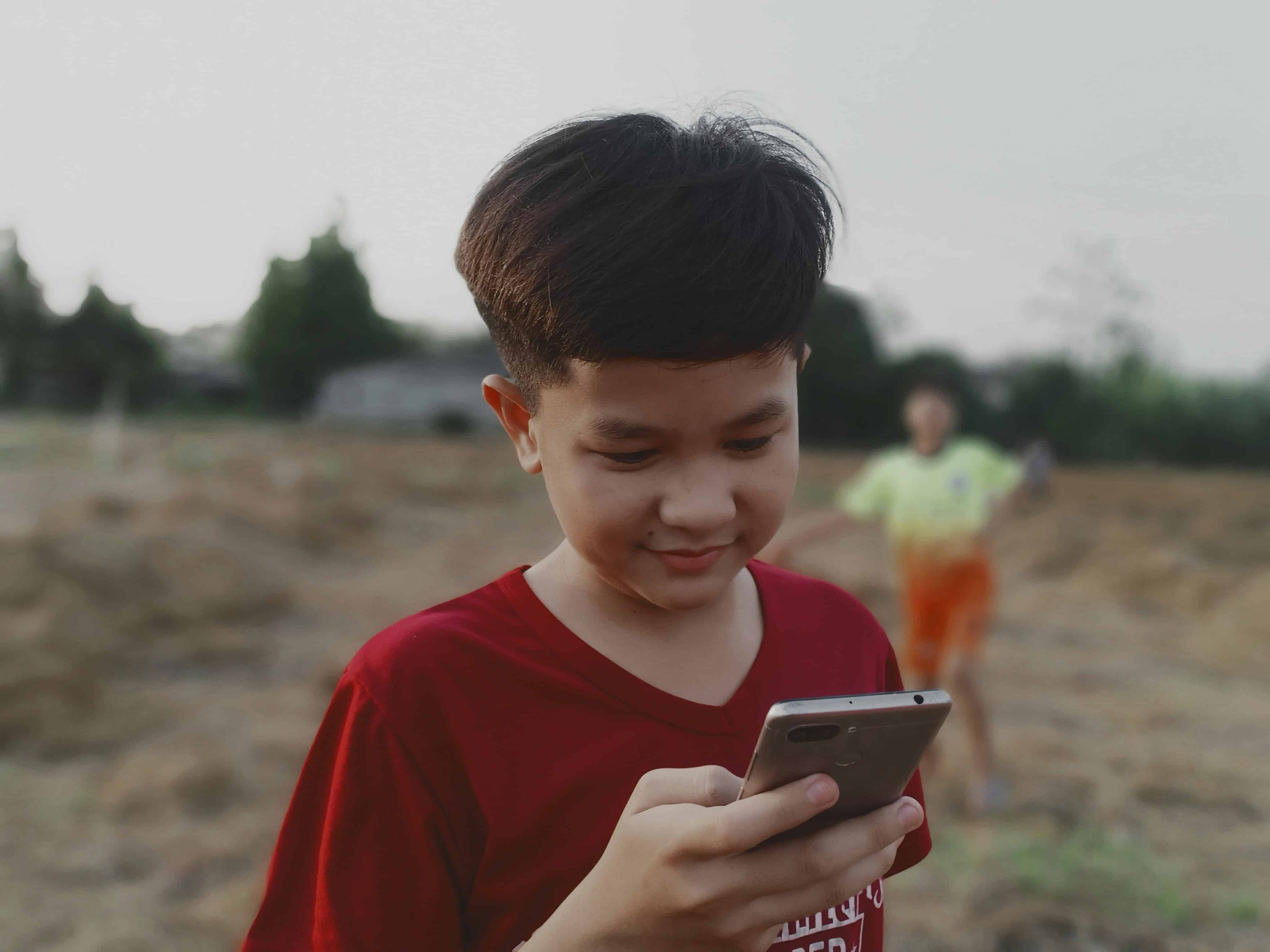 A Child Making Friends with Chatbots: What’s the Problem with That? yeon-li-IRliYwHG84Y-unsplash