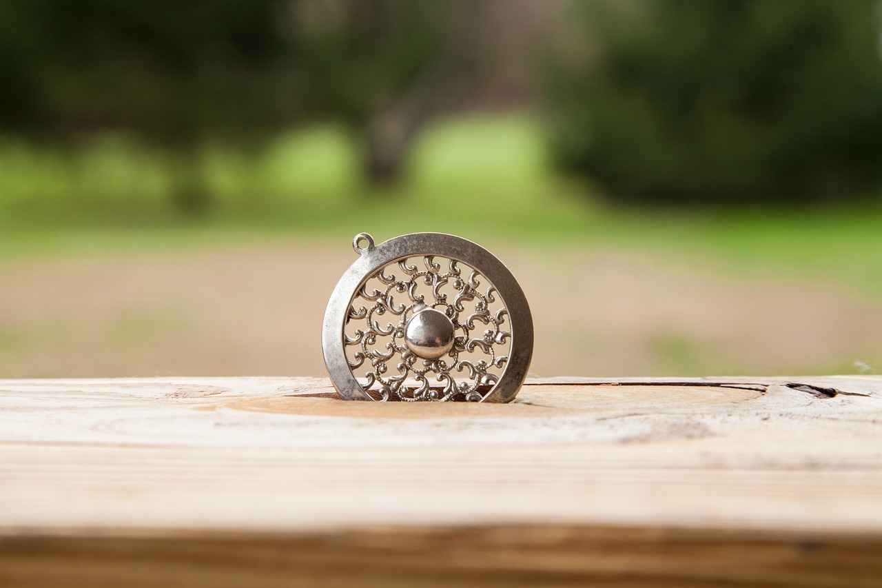 lovepixs-pendant-1130359_1280